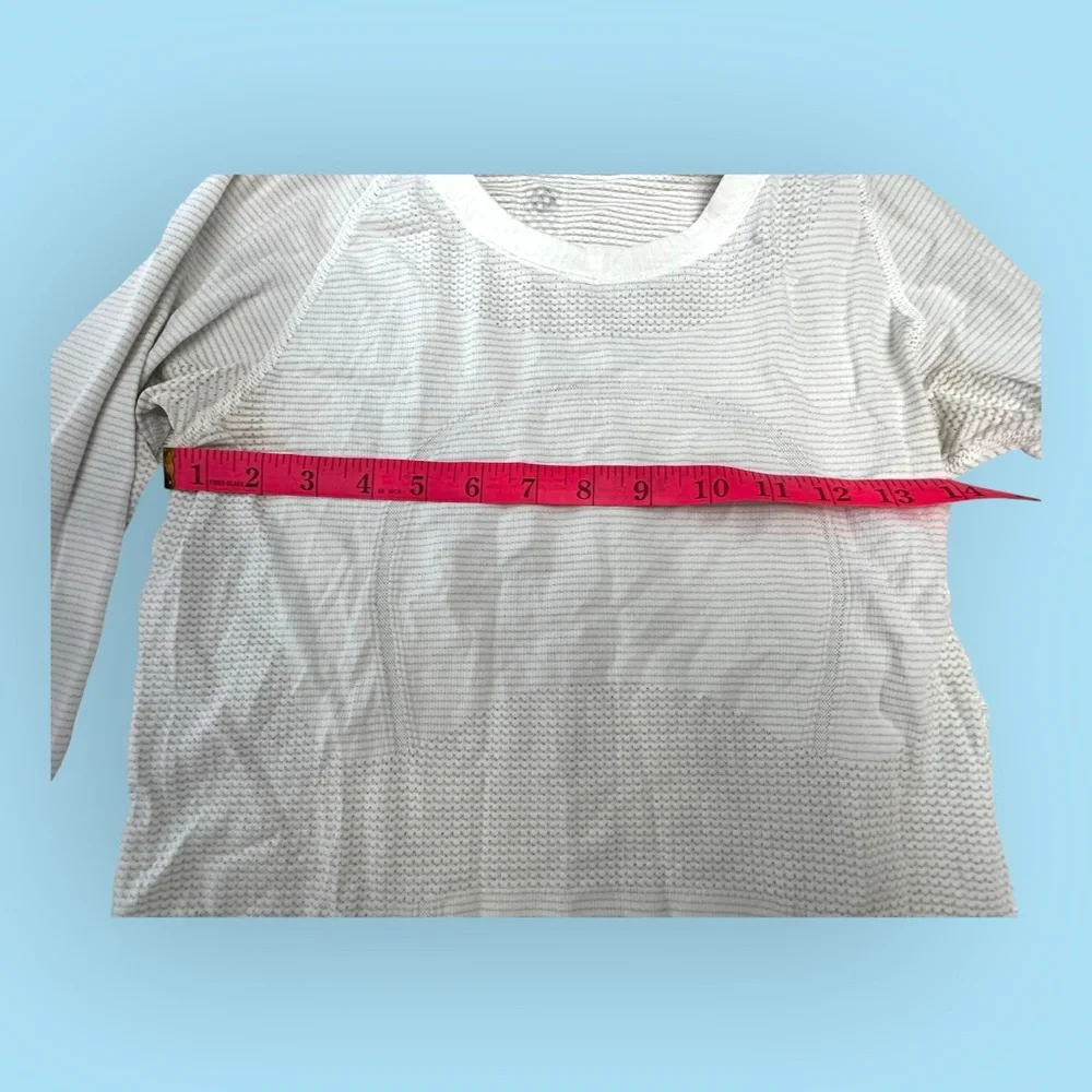 Women’s 6 Lululemon Swiftly Tech Long Sleeve Crew
Heathered White - Picture 5 of 9